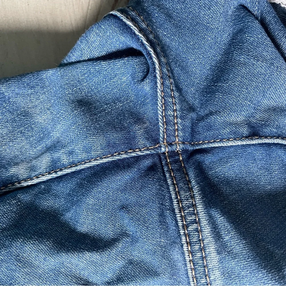 American Eagle Super Destroyed Curvy Super Hi Rise Jeggings - Picture 9 of 10